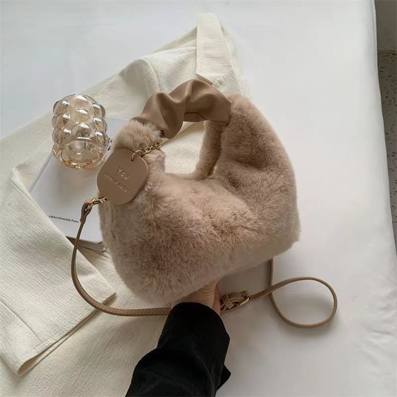 High-end plush handbag for women, new fashion autumn and winter style, versatile and unique chain crossbody bag.