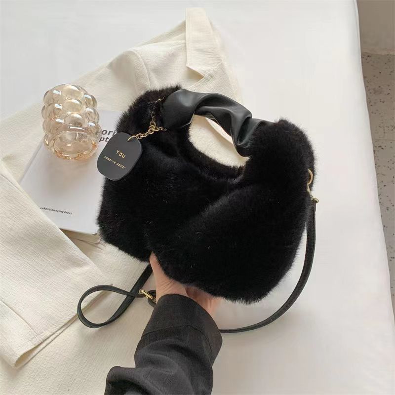 High-end plush handbag for women, new fashion autumn and winter style, versatile and unique chain crossbody bag.