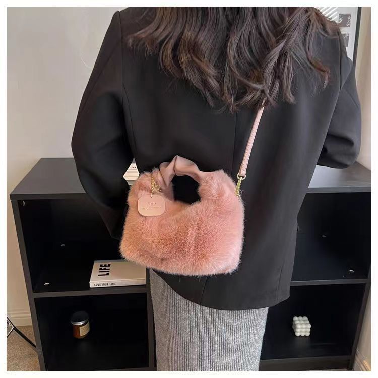 High-end plush handbag for women, new fashion autumn and winter style, versatile and unique chain crossbody bag.